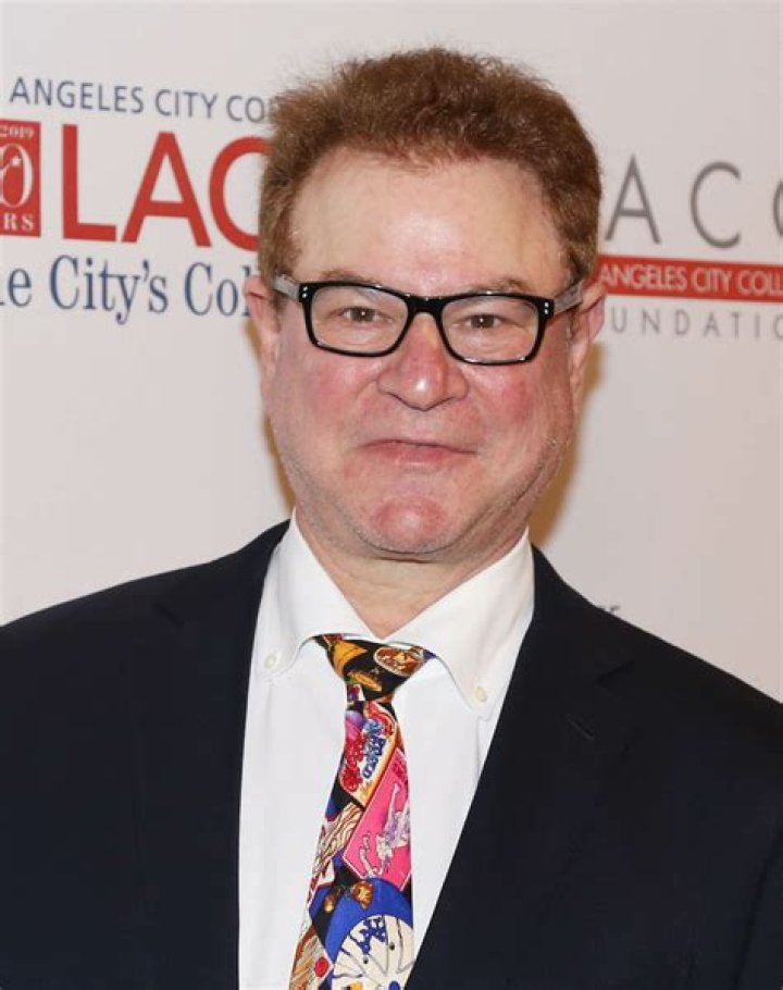 About Robert Wuhl’s Net Worth