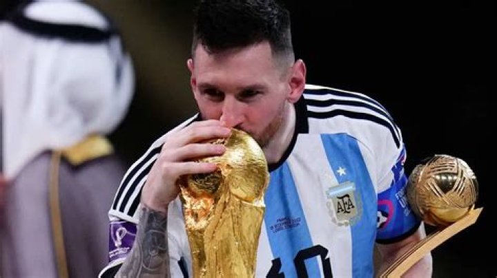 At 35, Lionel Messi Lifts World Cup Trophy for Argentina in What Could be His Last World Cup (Video)