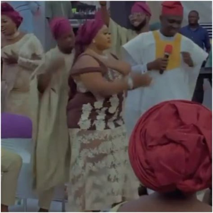 Busty Nigerian lady steals the show at a wedding (video)