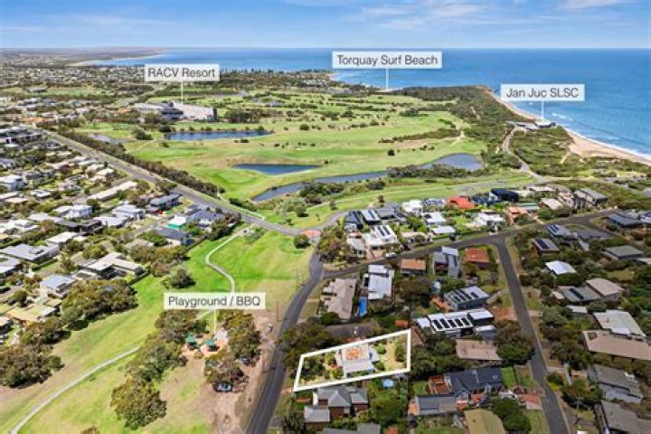 Buyers pay $300K over reserve for ‘forever home’ above Jan Juc beach, 25 Carnarvon Ave, Jan Juc, Shaun O’Callaghan, Tony Slack, auction, Geelong, Torquay, Melbourne, lifestyle, RACV Resort, golf course, surf lifesaving club