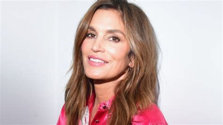 Cindy Crawford rocks skinny jeans in controversial behind-the-scenes Thanksgiving video