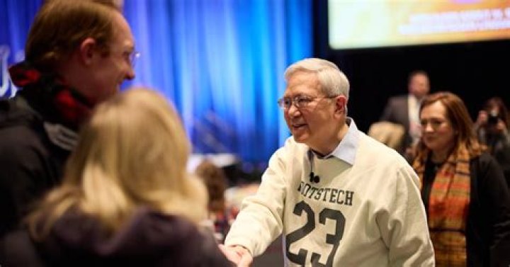 El élder y la hermana Gong en RootsTech