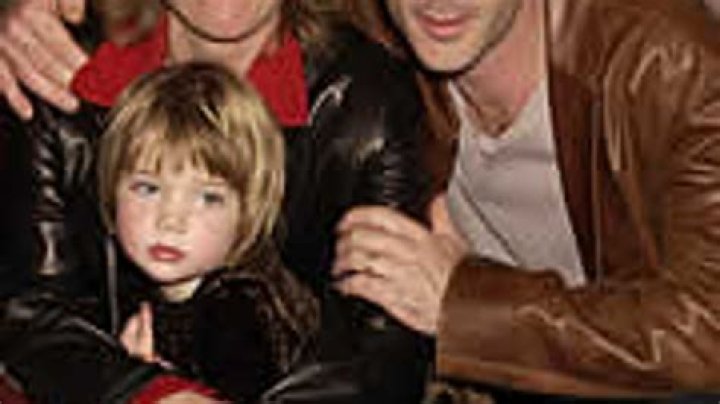 EMMA THOMPSON WEDS GREG WISE IN SCOTTISH DOWNPOUR