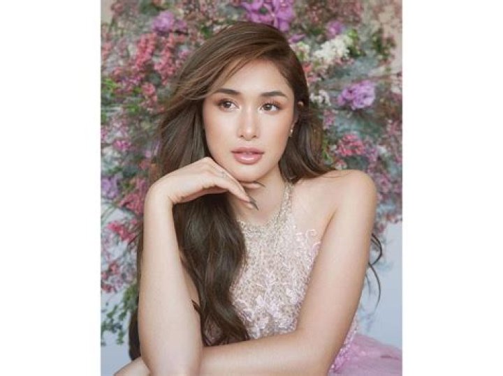 Ex-beauty queen, Sandra Benede goes completely pantless in new raunchy photo 18+