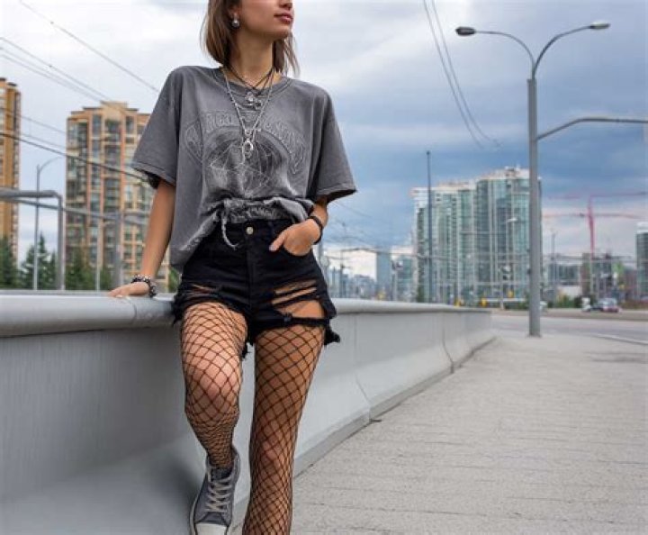 Gwen Stefani stuns in leg-lengthening shorts and fishnet tights