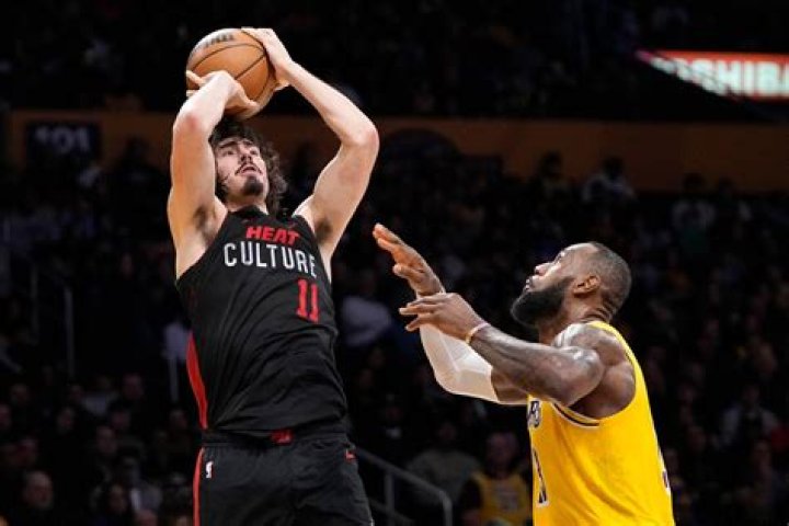 Herro anota 21 puntos y el Heat vence en el último cuarto 110-96 a los Lakers