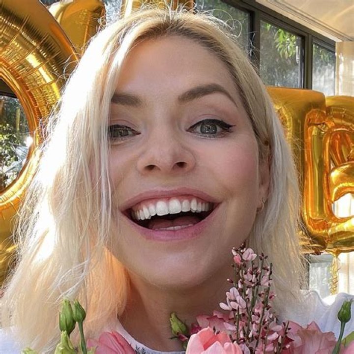 Holly Willoughby is totally gorgeous in figure-hugging pair of cropped jeans