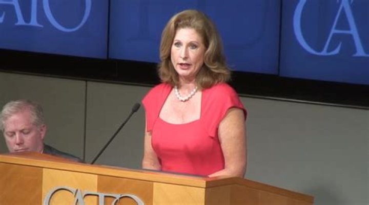 How Tall Is Sidney Powell?