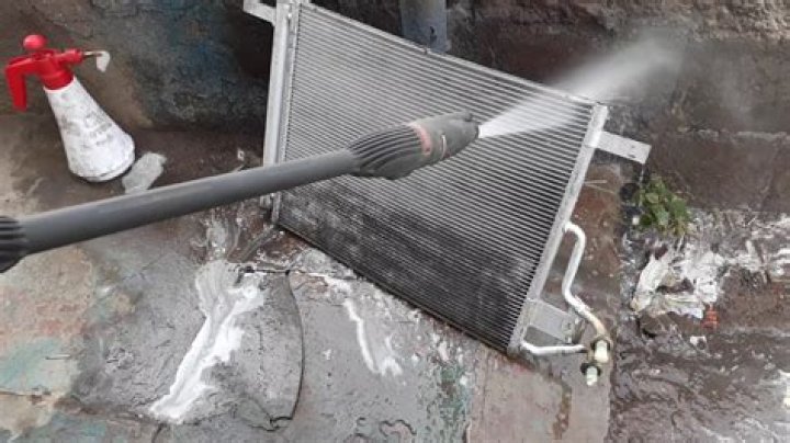 how to clean car radiator exterior?