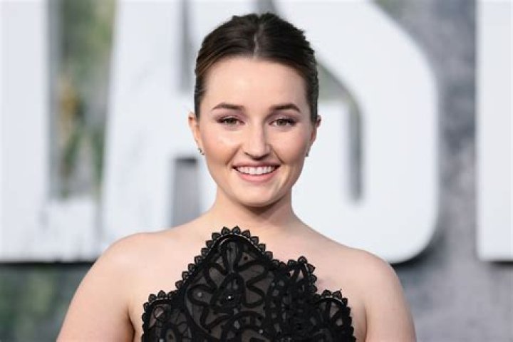 Is Kaitlyn Dever Gay? Age, Height, Net Worth