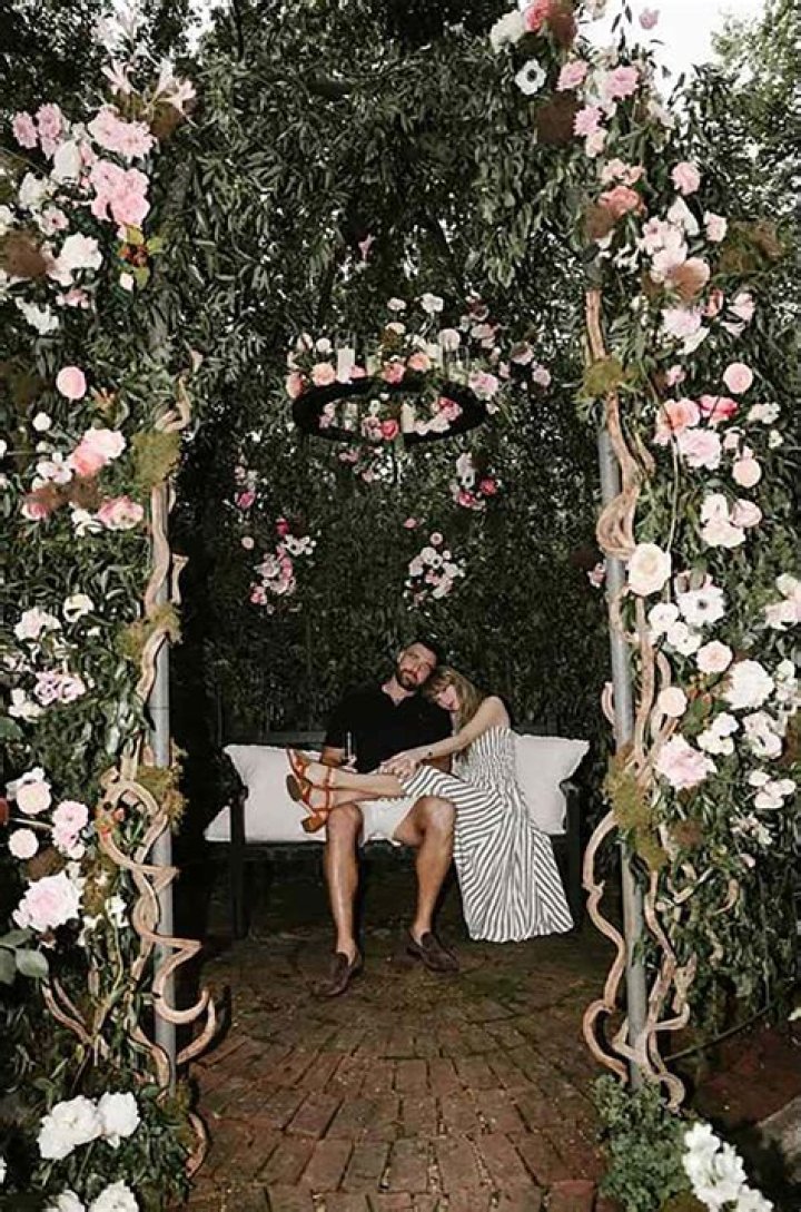 Is Lisa Robertson Getting Married and Who is She Engaged to?