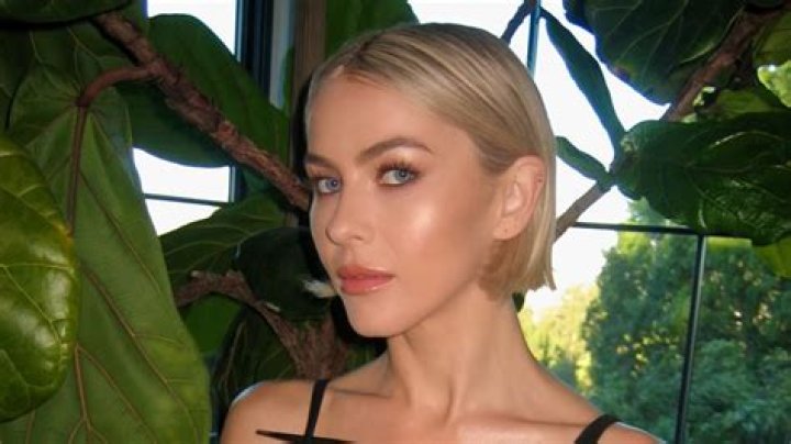 Julianne Hough's bold new bikini selfies highlight her unbelievable dancer's physique