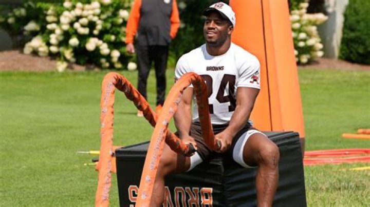 Kareem Hunt thrilled to re-sign with 'hometown' Browns after Nick Chubb's season-ending injury