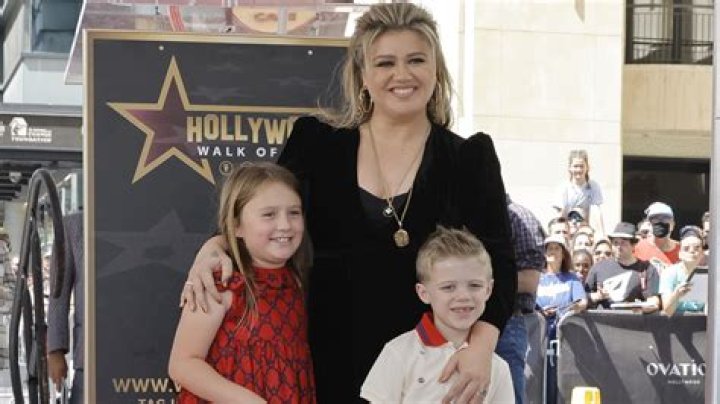 Kelly Clarkson's appearance will leave you doing a double take as she poses with former family member