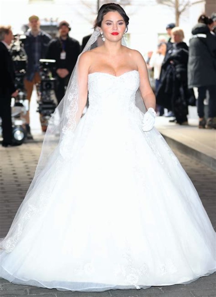 Kelly Clarkson wears wedding dress to perform on The View