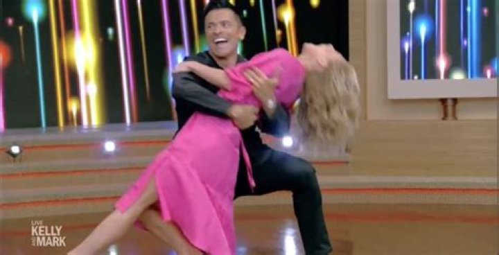 Kelly Ripa experiences embarrassing emergency wardrobe malfunction during live show