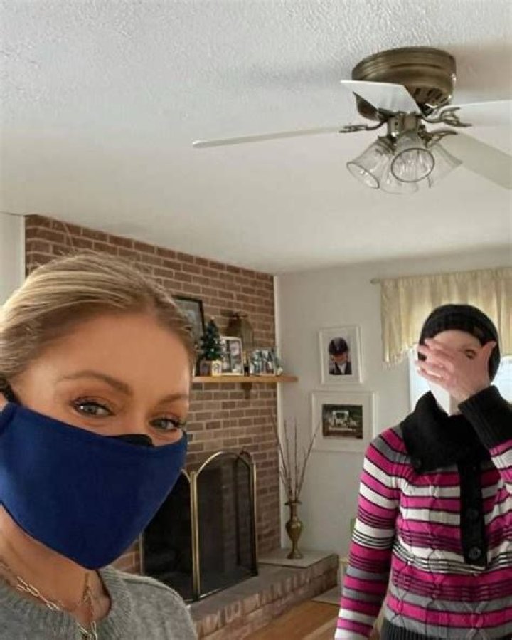 Kelly Ripa shares rare selfie with lookalike mom inside family home – sparks fan reaction