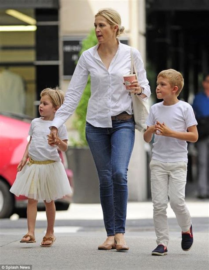 Kelly Rutherford 'thrilled' to be awarded sole custody of her two children
