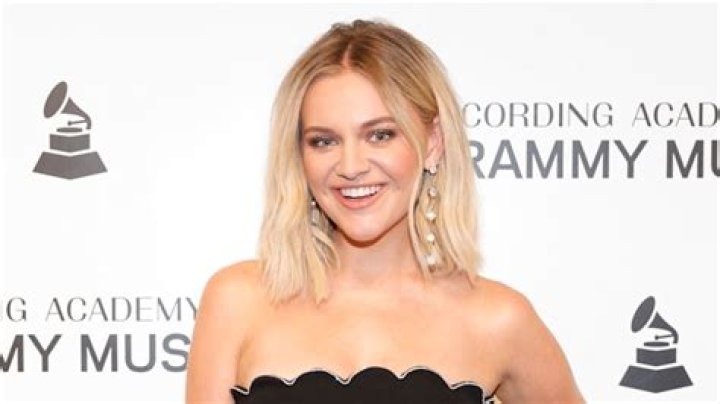 Kelsea Ballerini wows in leg-lengthening mini dress after major transformation