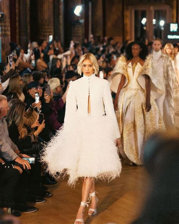 Kobe Bryant’s eldest daughter Natalia debuts on the runway at Milan Fashion Week with Vanessa as a proud spectator