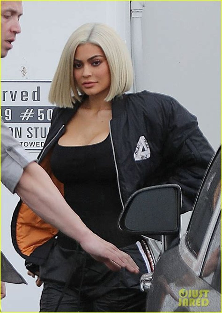 Kylie Jenner shows off new platinum blonde hair