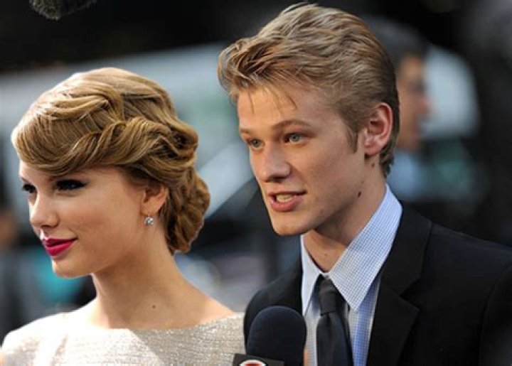 Lucas Till (MacGyver Star) Bio, Girlfriend, Relationship with Taylor Swift, Miley Cyrus