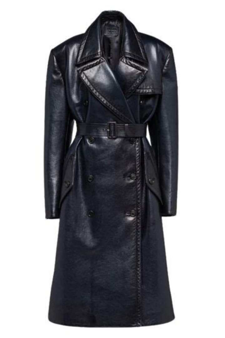 Margot Robbie’s foolproof look proves why you need a black leather coat