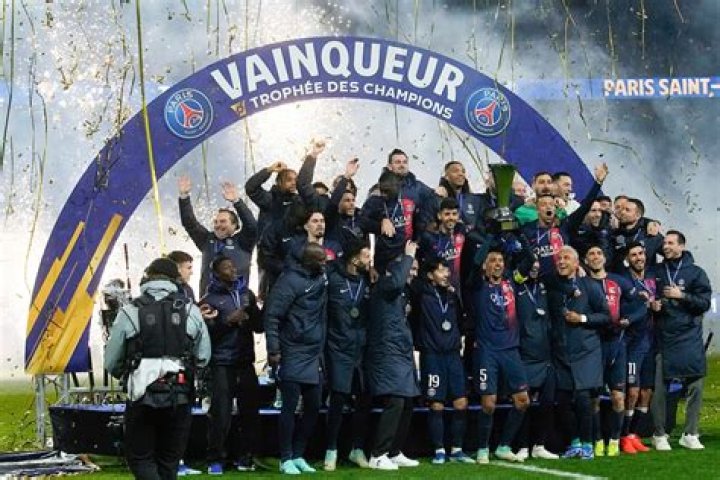 Mbappé vuelve a anotar y PSG derrota 2-0 a Toulouse para ganar el Trofeo de Campeones