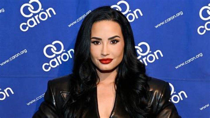 News & Photos On Confident Singer & Songwriter