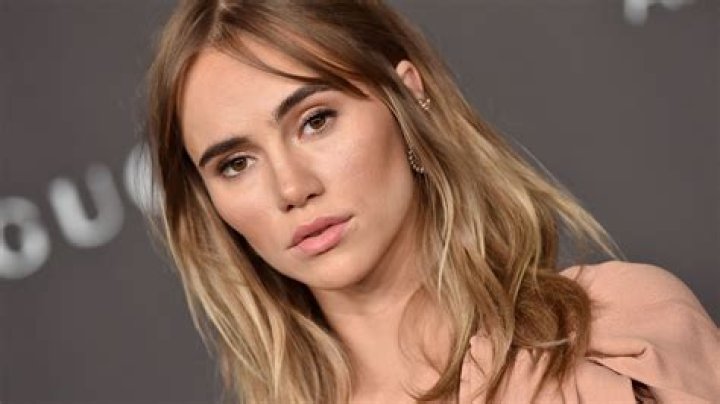 Pregnant Suki Waterhouse shares relatable post-Christmas picture with fans amid rumors of Robert Pattinson engagement