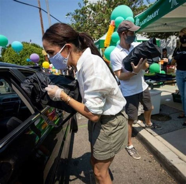 Prince Harry and Meghan Markle volunteer at a back-to-school charity in Los Angeles (photos)