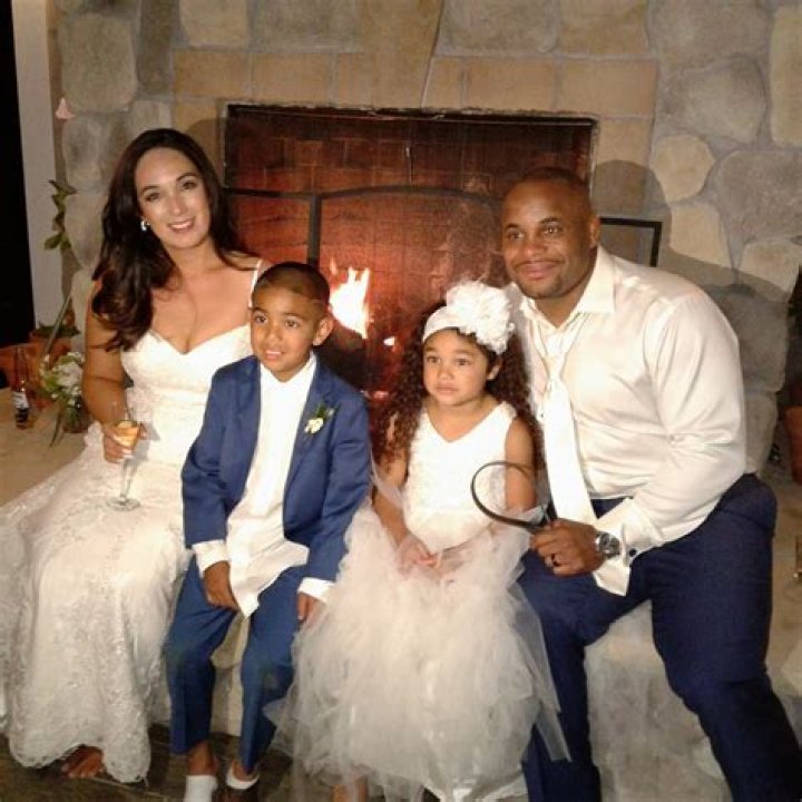 Salina Deleon – Bio, Family, Facts About Daniel Cormier’s Wife