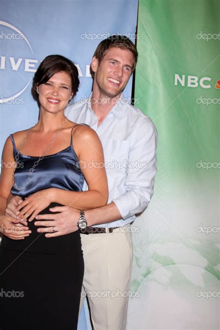 Sarah Lancaster Husband, Net Worth, Height, Body Net Worth, Bio