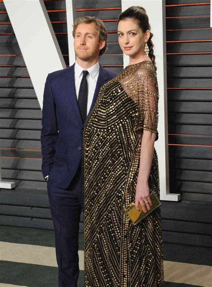 Who is Anne Hathaway, married (husband), son, height, measurements