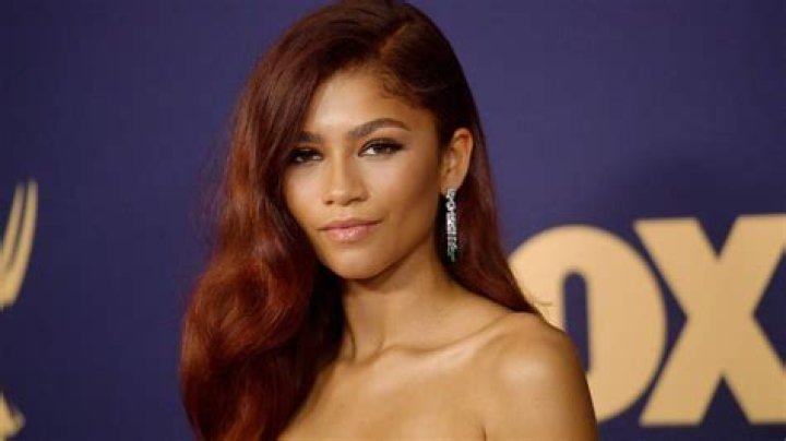 Zendaya’s hot pink top and matching bag combo are all we want for spring